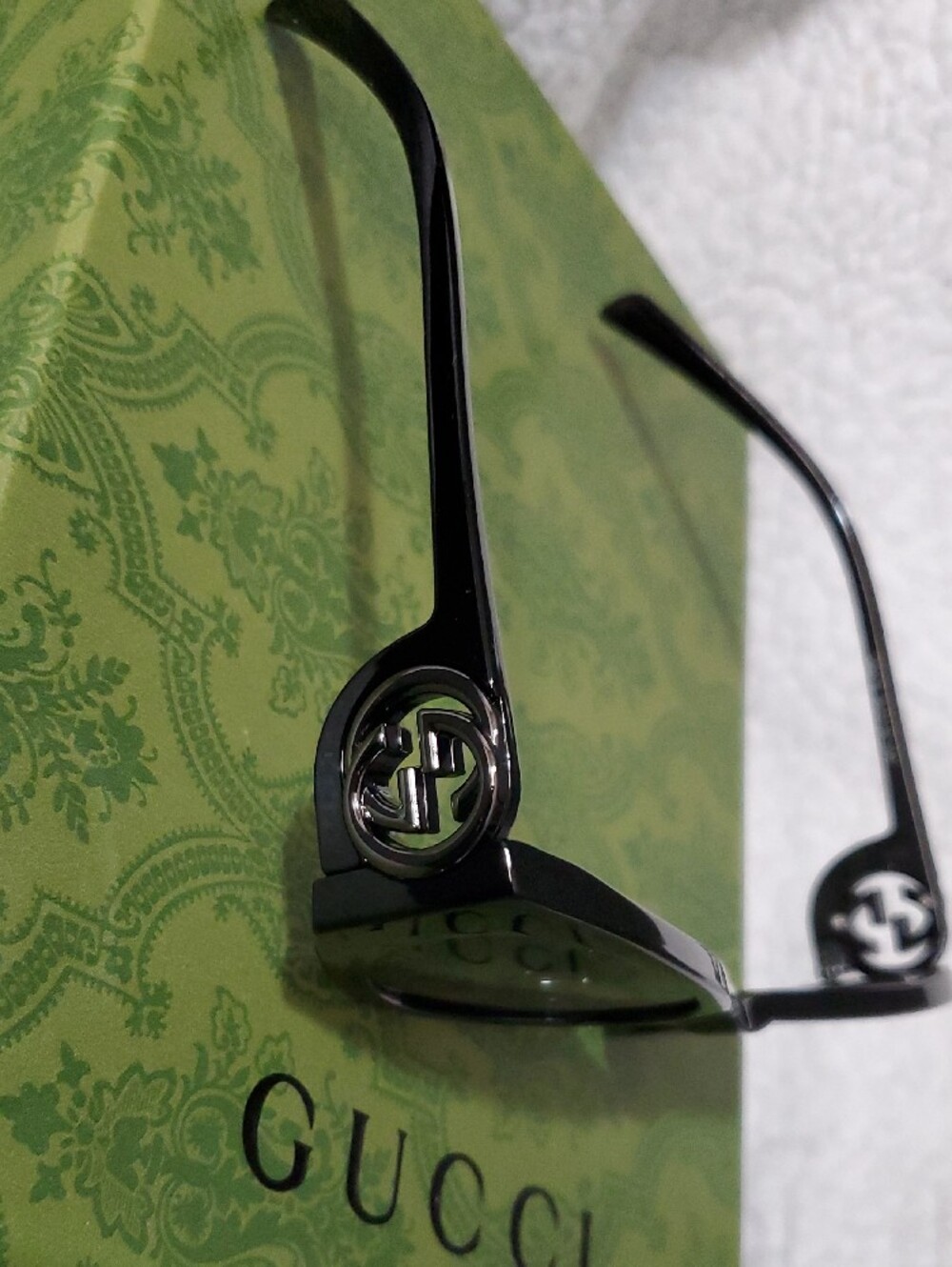 Gucci Black Cat-Eye Sunglasses with Silver Interlocking G - Picture 3 of 8